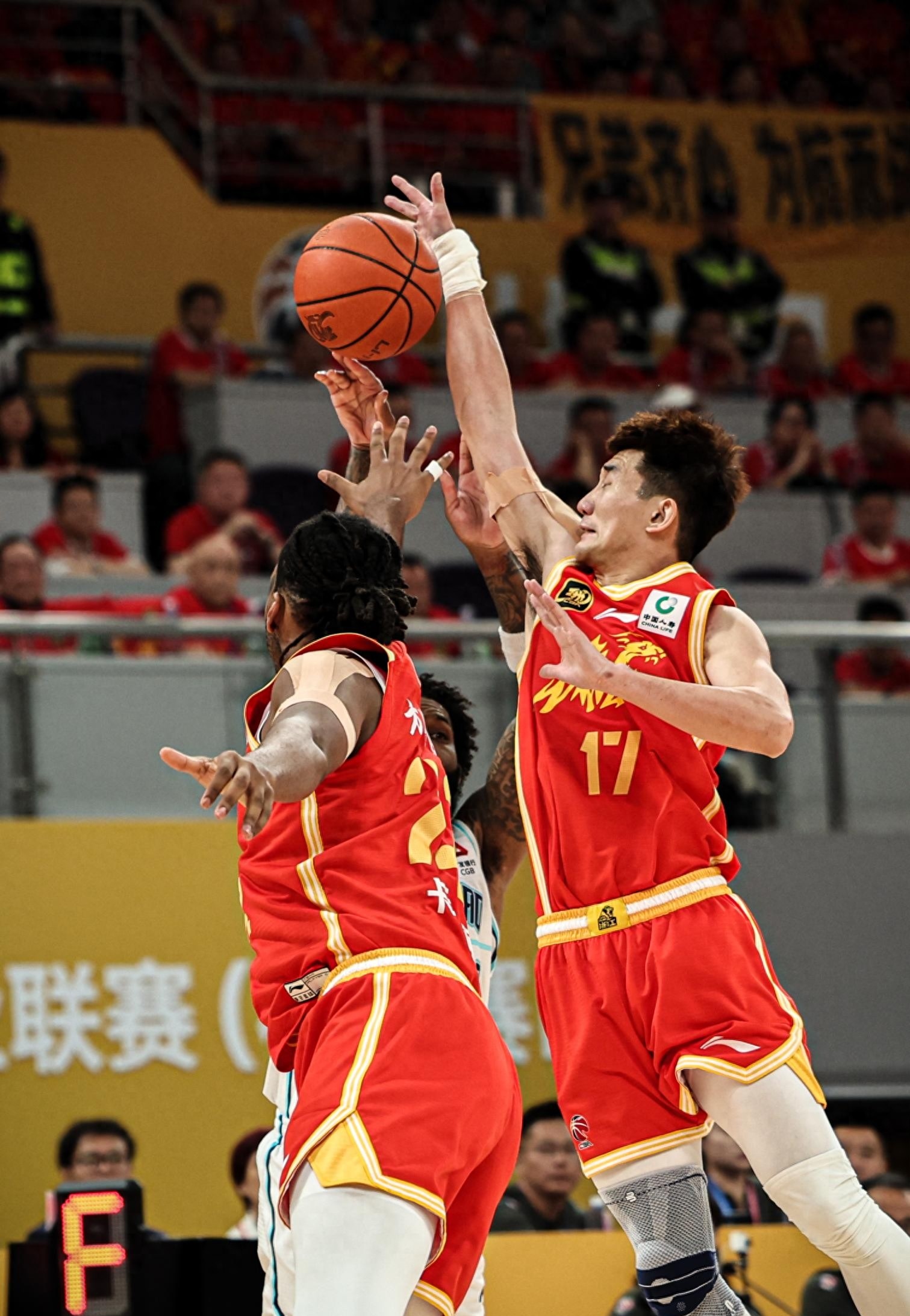 开云体育官网CBA季后赛关键时刻再迎强敌，里昂篮板制胜，主帅态度——目标明确，临场指挥获称赞的简单介绍