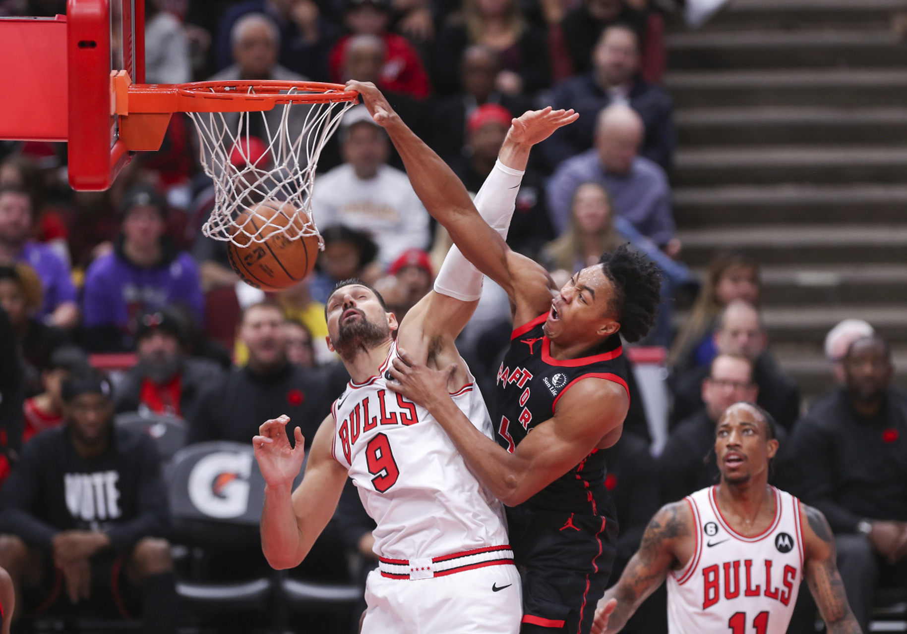 开云体育服务关于多伦多猛龙训练开放日；加时末段状态回暖引欢呼；NBA总决赛在即；球队文化再被提及的信息